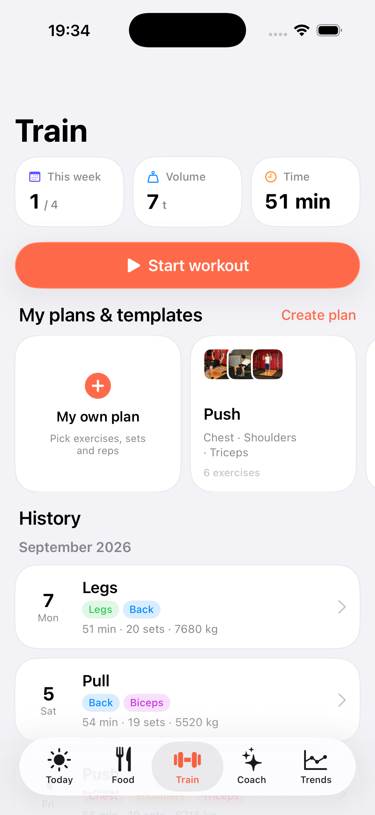 Train screen: workout plan with exercise list, sets and last weights.